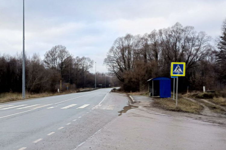 Девочка вышла на остановке «Молодежная», которая расположена буквально в 200 м от СНТ «Здоровье», куда недавно она переехала с родителями. Но до дома дойти она не смогла