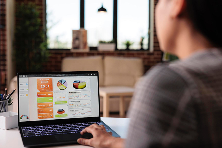 Хвалят продавцы и появившийся на «Магнит Маркете» «соинвест» — систему дополнительной скидки на товары за счет площадки: маркетплейс снижает цену на товар для покупателя и возвращает селлеру разницу в баллах, которые можно потратить на оплату комиссии