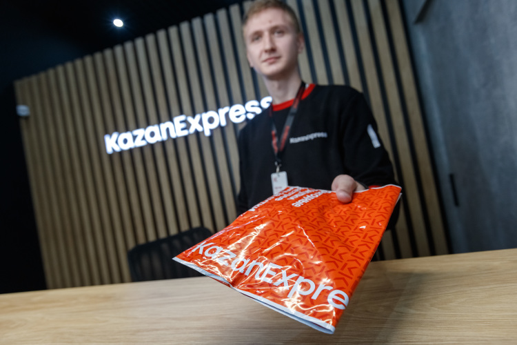 «Чем славился KazanExpress? Максимально быстрой доставкой. И это было не просто быстро: в другие регионы доставка была в течение суток, но если мы говорили про Казань, то заказ, сделанный до 12 часов дня покупатель мог забрать день в день»