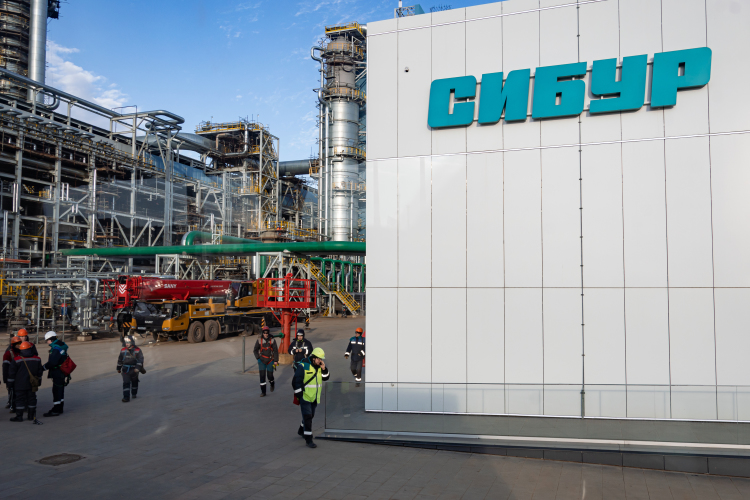 Юристы НКНХ пояснили, что ЭП-600 считается объектом опасным, а потому по закону исполнительная документация в каждом случае должна быть готова еще до завершения строительства