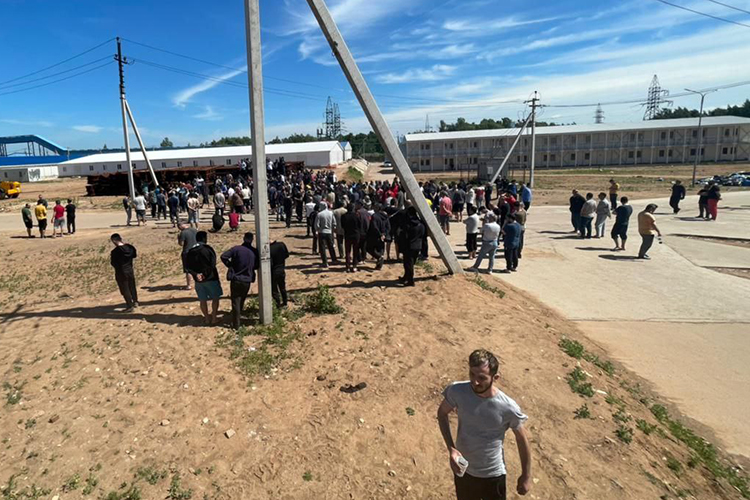Полиция офисных работников пугала не так сильно, как перспектива отказа СИБУРа в помощи с демобилизацией мигрантов