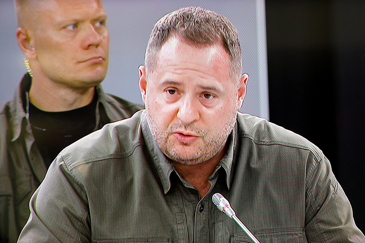 «Кто такой Ермак? Помимо того, что официально он являлся главой офиса Зеленского, его еще можно было обозначить как фигуру № 2, (а, по некоторым данным, и № 1) в иерархии укро-нацистского режима Киева»