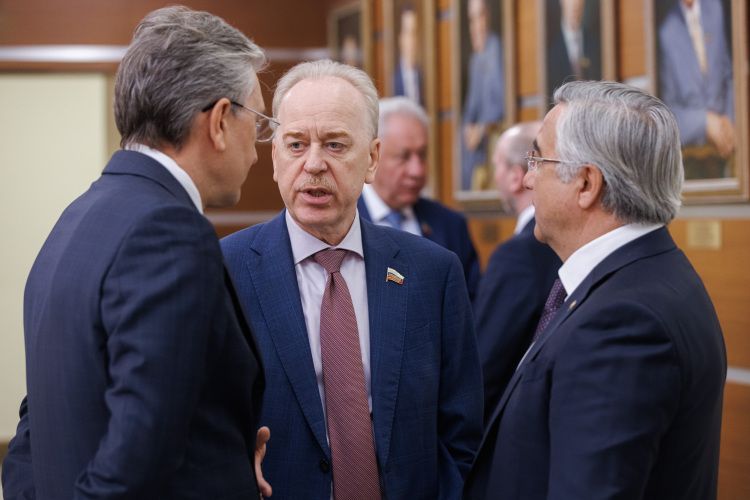 Формально Терентьев (в центре) имеет вполне официальную государственную должность — вместо Тимура Нагуманова он стал полпредом раиса РТ в Госсовете Татарстана