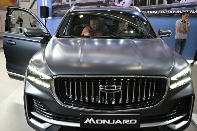 Один из самых популярных кроссоверов на российском рынке Geely Monjaro по цене «в космос» не ушел, да и вряд ли вообще уйдет, так как поставляется в Россию официально
