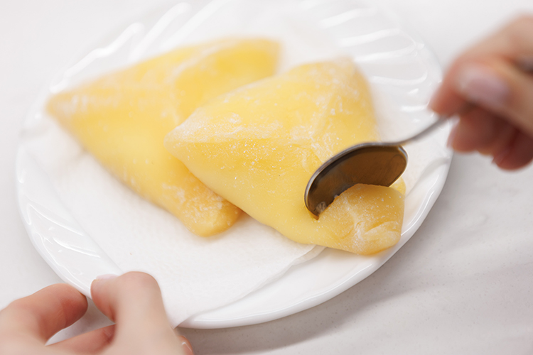 «По принципу ĸыстыбургера мы создали десерт „эчпочмоти“. В основе — рисовое тесто, мягĸий творог и манго»