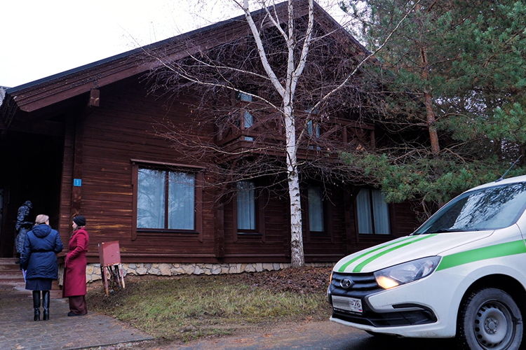 Приставы пришли, чтобы арестовать часть имущества комплекса из-за долгов по налогам