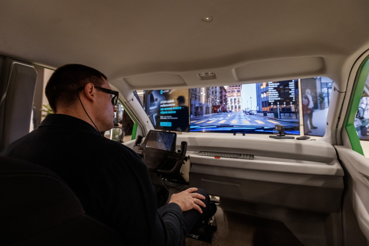 27 ноября в Москве с конвейера сошел первый «Атом» серии PT (Plant Trial). Это полноценный автомобиль, собранный по тем же технологиям и стандартам, которые будут использоваться в серийном производстве