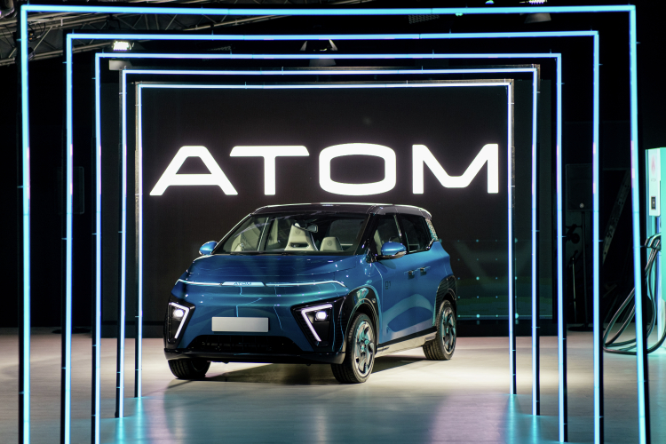 «У «Атома», где основная составляющая — это батарейка, а батарейки у нас не производят и не завозят, цена соответствует объявленным 3,9 миллиона. Все остальное опять же относится к дотациям государства»