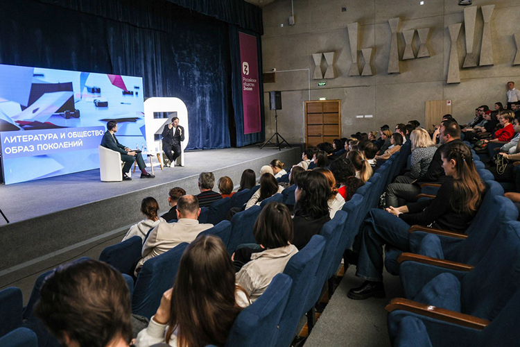 «Конечно, я не верю, что литература исчезнет. Но конкурировать очень сложно», — констатировал Минаев