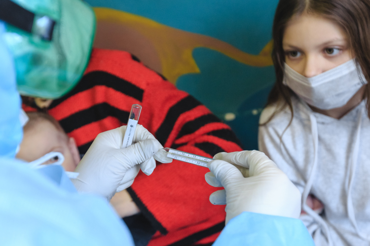 55 процентов всех заболевших — маленькие пациенты, причем самый высокий прирост прошлой недели — среди школьников 7–14 лет