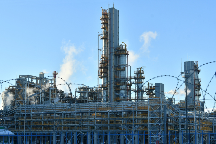 Кредитная нагрузка связана с тем, что СИБУР продолжает реализацию программы расширения нефтехимических мощностей Татарстана общим объемом свыше 500 млрд рублей