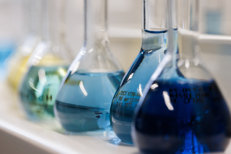 По данным Росстата, производство химических веществ и химических продуктов в России сократилось за год на 0,8%, при этом производство резиновых и пластмассовых изделий снизилось на 7%