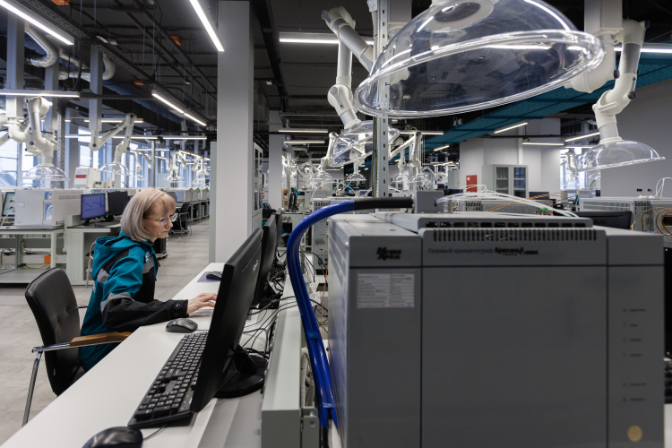 Чистая прибыль КОСа — татарстанского производителя полимеров и сополимеров этилена — по итогам января – сентября 2025 года снизилась на 27,7% (на 3,2 млрд) до 8,3 млрд рублей