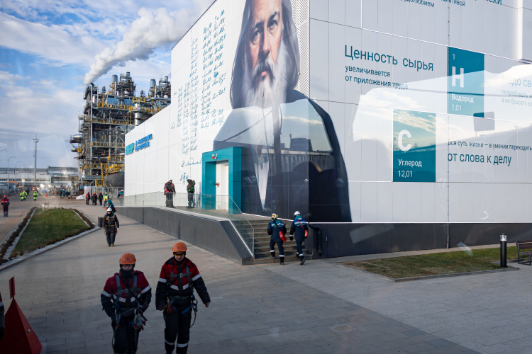 Доходы и расходы НКНХ от осуществления финансовой деятельности претерпели сильные изменения