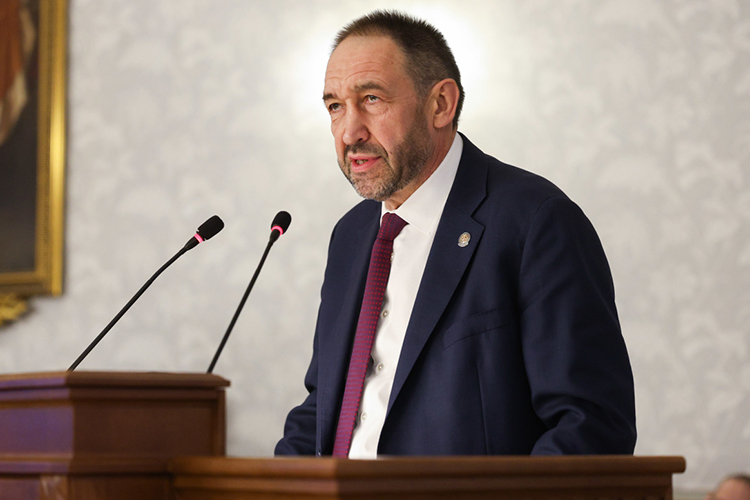 Для награждения почетным званием «Заслуженный юрист Республики Татарстан», а также благодарностью раиса РТ на сцену был приглашен премьер-министр РТ Алексей Песошин