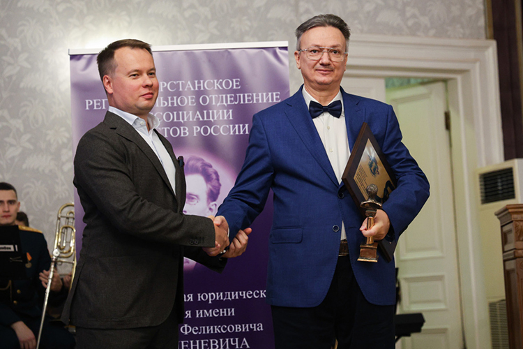 Всероссийскую юридическую премию им. Шершеневича вручал заместитель председателя правления ассоциации юристов России Дмитрий Липин (на фото с Алексеем Малиновским)