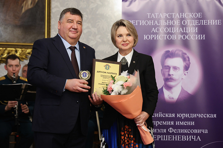 В номинации «Правовое просвещение» обладателем премии стала Эльмира Мустафина — член Конституционного совета РТ, судья первого квалификационного класса в отставке, заслуженный юрист Республики Татарстан
