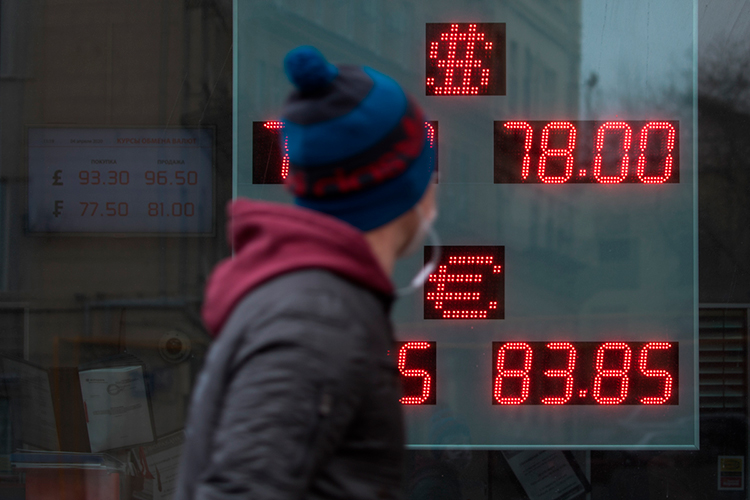 В понедельник Банк России установил курс доллара ниже 78 рублей впервые с 17 июля, а накануне вечером внебиржевой курс доллара упал до 77 рублей впервые с мая 2023-го