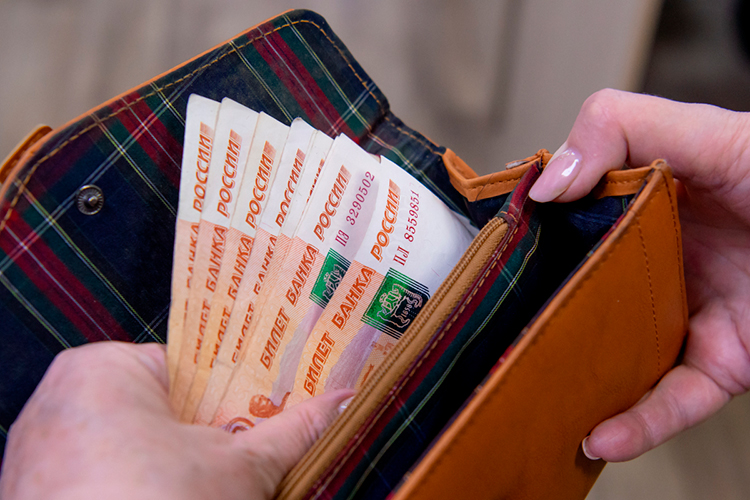 Еще в середине года финансовый рынок прогнозировал, что к концу 2025-го курс выйдет на 100 рублей за доллар, но теперь таких прогнозов уже не слышно