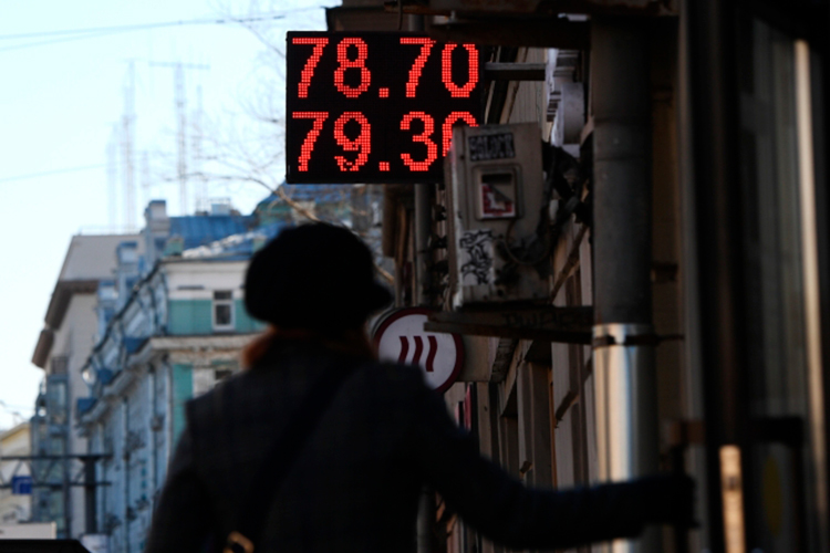 «Если ничего не делать, получим курс 70!»: почему рубль ушел в «новую реальность»?