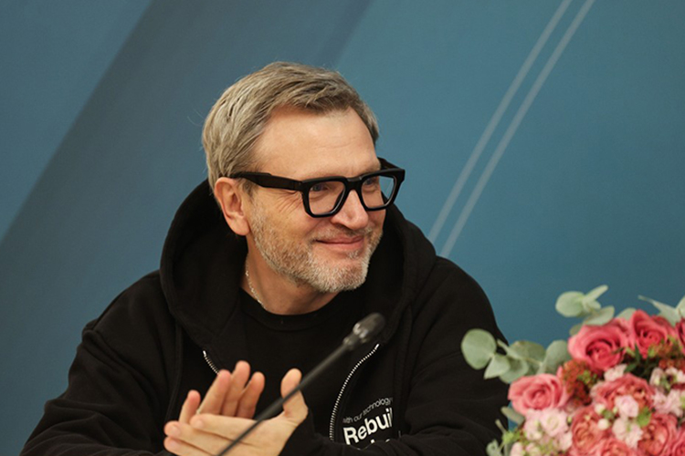 «Огромное количество людей хотят быть причастными к «Доброй волне», хотя бы находясь рядом у телеэкранов. Мы рады, что у всех это получается», — поделился Вадим Такменев