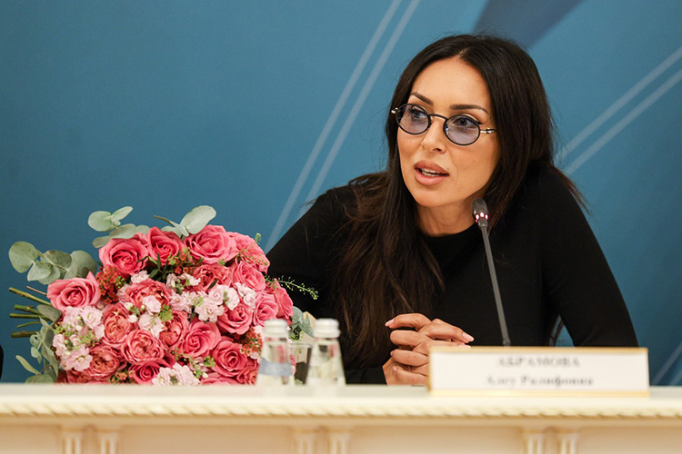 Не забыла поблагодарить Метшина и Алсу, отметив, что было бы неплохо придать фестивалю еще больший, международный масштаб