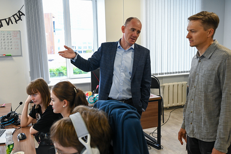 «За два-три года начинающие сотрудники ощутимо вырастают в компетенциях, навыках. Развиваются от рядового исполнителя до руководителя проекта, если готовы взвалить на себя такую ответственность»