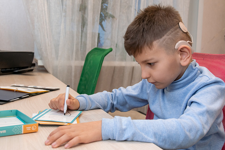 В год и девять месяцев в петербургской клинике Эмилю сделали операцию — установили кохлеарный имплант на правое ухо