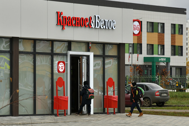 Татьяна Гурьева передала, что жители города жалуются ей на алкомаркеты, находящиеся близ жилых домов