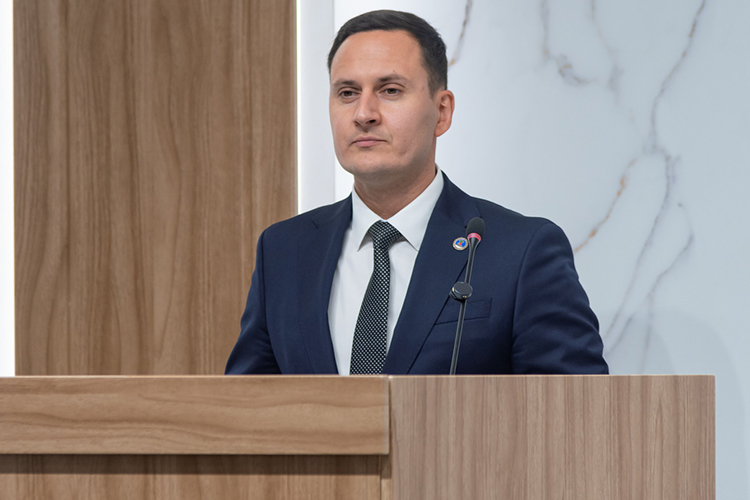 Ленар Гизатуллин рассказал, что уже 74 заявления от многодетных семей Набережных Челнов поступили в исполнительный комитет на выдачу 200 тыс. рублей вместо земельного участка