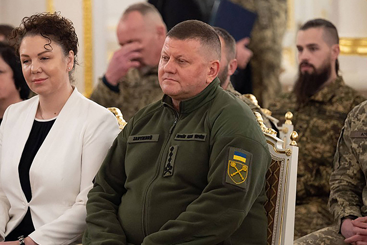 Как мы отмечали ранее, Залужный находится под плотной «опекой» британских спецслужб, являясь эдаким кандидатом на случай, если Владимира Зеленского придется заменить