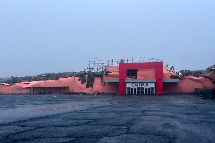 Октябрь этого года поставил на этой точке свою точку. Сразу несколько БПЛА самолетного типа ударило по территории ТЦ