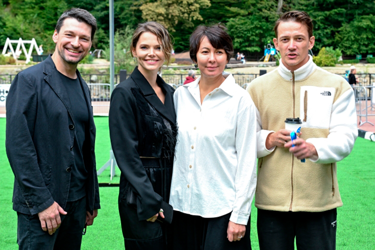 Режиссер сериала «Тоннель» Флюза Фархшатова (справа) и актеры Даниил Страхов, Елизавета Боярская и Сергей Гилев (справа)