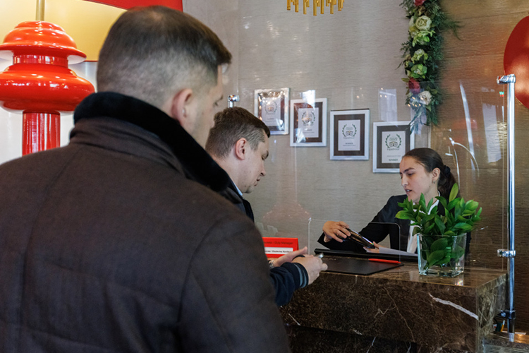 В Казани номерной фонд достигает 12 тыс., при этом одновременно ежедневно на рынке сдаются 13 тыс. посуточных квартир, бил тревогу Иванов