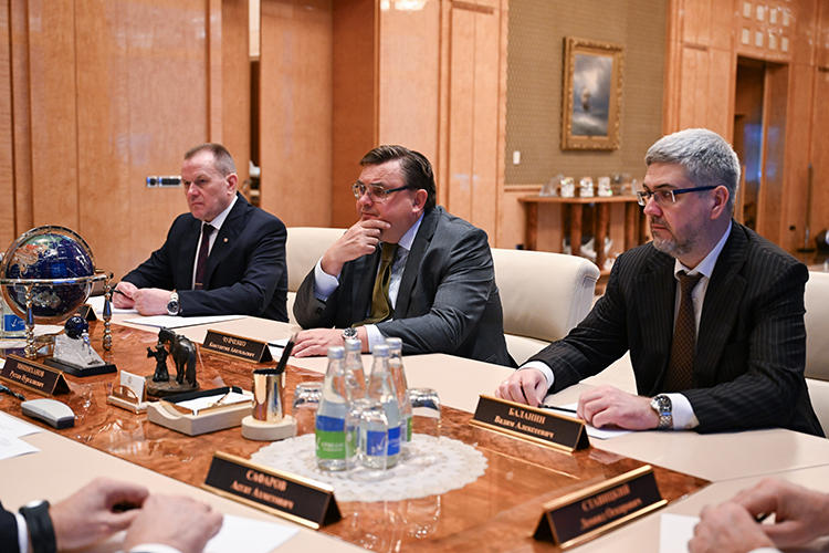 Перед церемонией в Авиастроительном районе Гостев и Чуйченко встретились с раисом РТ Рустамом Миннихановым в Доме правительства республики