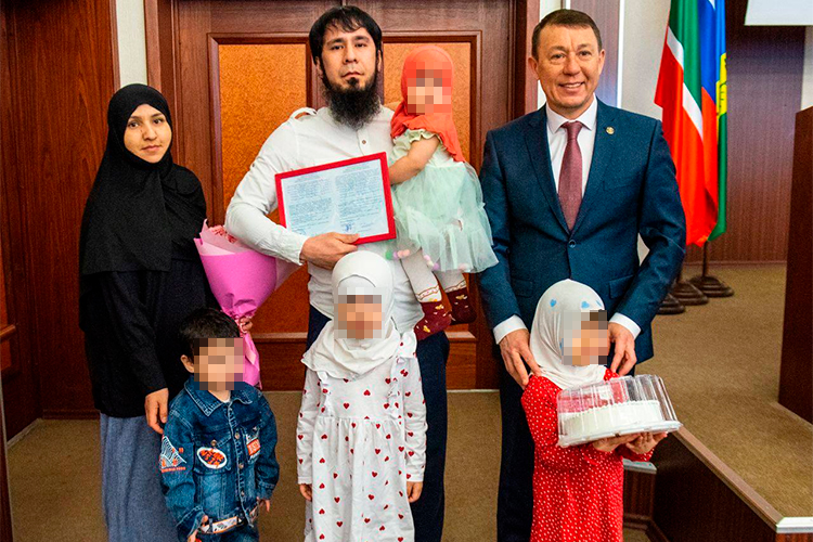 Федеральные телеграм-каналы прошлись по фигуре Муллина еще в марте. Тогда его пресс-служба опубликовала фото мэра Нижнекамска с семьей Мухиддина Холзоды