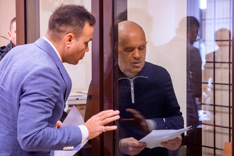 Суть письма сводится к тому, что Энгель Навапович обвиняет в своих злоключениях «какие-то силы», которые, по его словам, «начали управлять» его судьбой «с 2015–2017 годов»