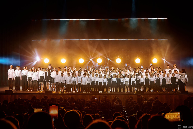 «Вместо 120 шариков он решил вывести на сцену 120 детей»