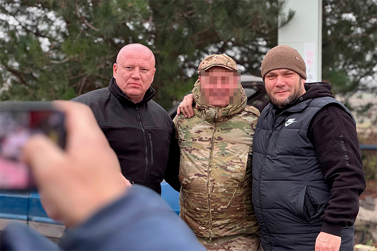 На обозначенной заранее точке уже ждали бойцы едва ли не всех подразделений полка. Здесь были представители всех стрелковых батальонов, командир 2-го «бата» Нурик, снабжение и даже военная полиция