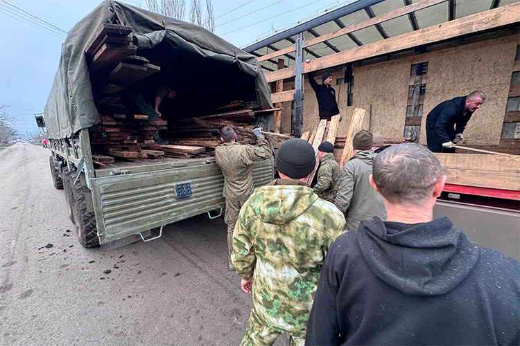 Далее была еще одна точка — Запорожская область. Сюда везли сотни килограммов стройматериалов, досок, ОСБ-панелей