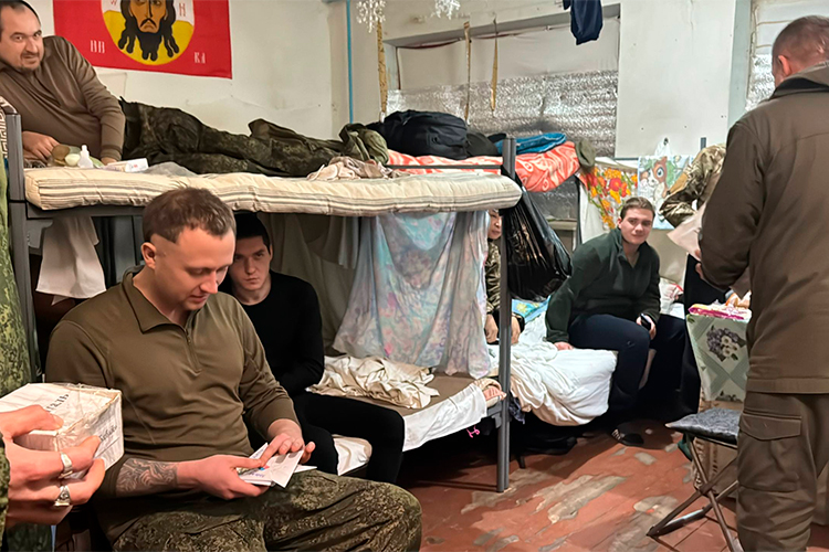 На южнодонецком направлении, расположен госпиталь полка, где нурлатцев уже ждали оператор БПЛА Дрон и медик Шейкер. Им передали квадрокоптер, а также госпитальные принадлежности и, главное, письма от детей и обереги