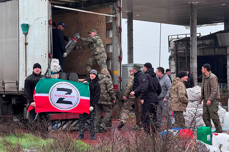 В Херсонской области задачи выполняет мобилизованный полк из Татарстана № 1233. Спустя сотни километров, преодолев блокпосты, зайдя еще в несколько подразделений, проведя в дороге еще одну ночь, караван приблизился к фронту уже с юга