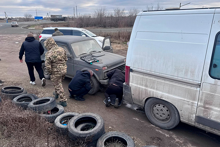 Погрузка гуманитарки заняла целый день. Автомобили, баня, прицеп и стройматериалы уместились в фуру. Еще одна «Нива» поехала на жесткой сцепке, остальная помощь — два мотоцикла, роботизированная платформа, генераторы и т. д. — была распределена по фургонам