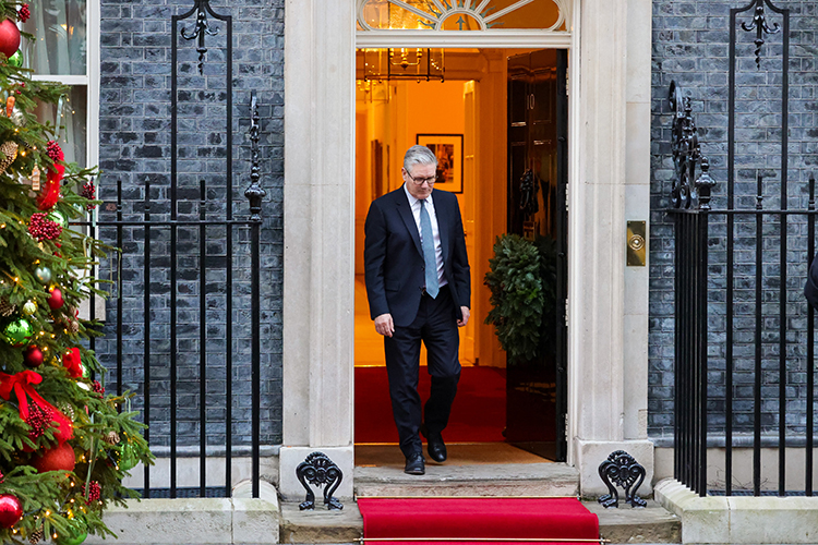 «Стармер может уйти в начале следующего года, его снесет собственная партия»