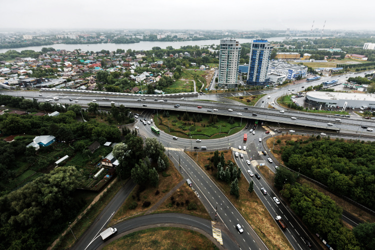 Развязка, построенная более 10 лет назад к Универсиаде-2013, сегодня кажется неотъемлемой частью города. Транспортная хорда обеспечила возможность скоростного движения в данной части города