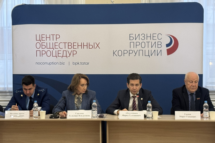 Уполномоченный при раисе Татарстана по защите прав предпринимателей Фарид Абдулганиев (второй справа), который также принимал участие в заседании, согласился с тем, что самый серьезный вопрос в рассматриваемом деле — механизмы проверки при открытии расчетных счетов