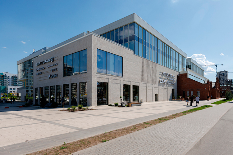 Пример переосмысленного торгового центра есть и в Казани — это многофункциональный «Арт центр» площадью 40 тыс. кв. метров на ул. Ершова