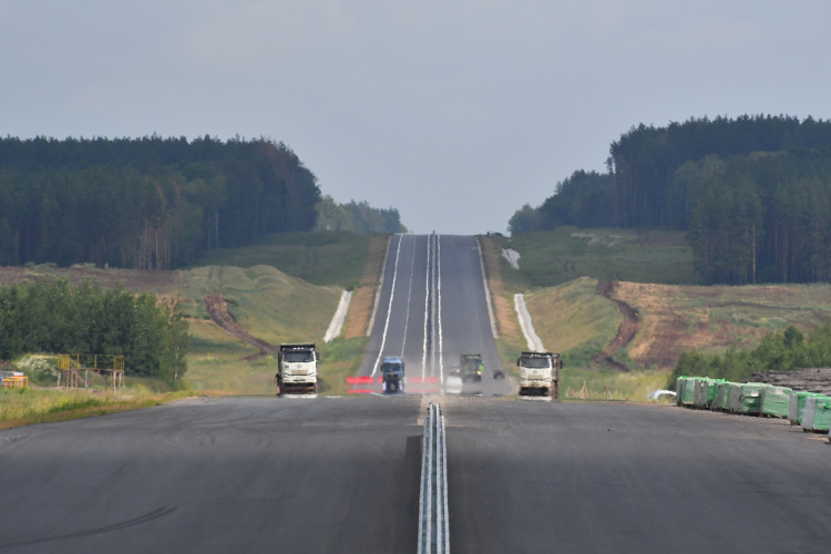 В июне на пока еще бесплатной дороге заметили информационный стенд о том, что участок магистрали будет передан в оперативное управление госкомпании «Автодор» для эксплуатации на платной основе
