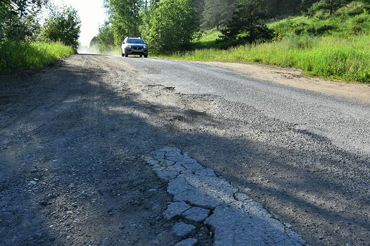 Значительная часть внутригородской и межпоселенческой сети продолжает оставаться проблемной зоной, многие дороги местного значения изношены до состояния «яма на яме»