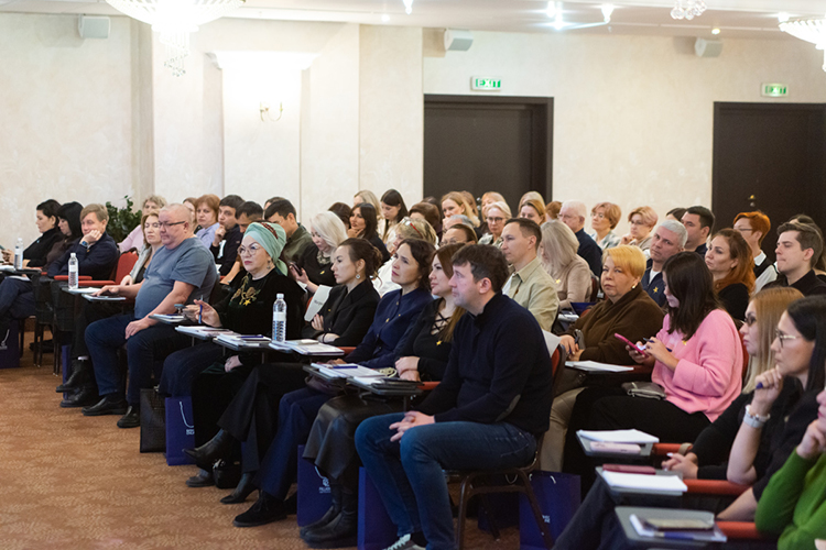 На мероприятие пришли около сотни бухгалтеров и руководителей организаций